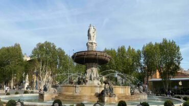 Photographie de la Rotonde, plus grande fontaine d'Aix-en-Provence, accessible PMR