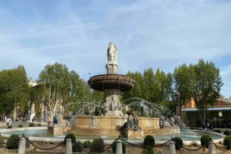 Photographie de la Rotonde, plus grande fontaine d'Aix-en-Provence, accessible PMR